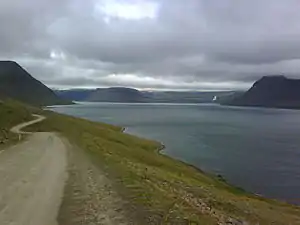 Am Arnarfjörður, im Hintergrund der Wasserfall Dynjandi