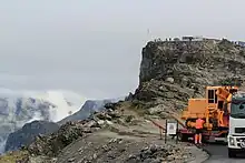Straßenbauarbeiten am Nibbevegen im August 2011, dahinter der Dalsnibba