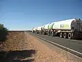 Ein Road Train mit 3 Anhängern und 19 Achsen auf dem Stuart Highway
