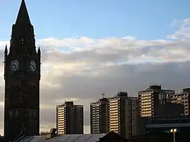 Das Rathaus und das Gebäude „Sieben Schwestern“