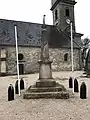Gefallenendenkmal an der Kirche