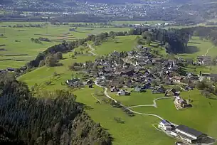 Luftbild-Ansicht der Gemeinde Röns von Nordosten (2014)