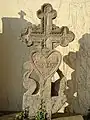 Historisches Grabmal an der Außenwand