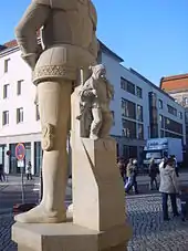 Eulenspiegel im Rücken des Rolands in Magdeburg