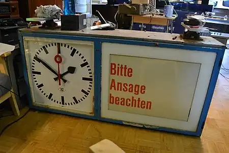 Rollbandanzeiger vom Gleis 4/7 in Neunkirchen mit Fahrplan vom Oktober 1990