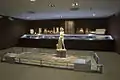 römischer Saal mit Bacchus-Statue und kleinem Bodenmosaik