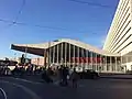 Blick von Südwesten auf das geschwungene Dach der Schalterhalle, 2017