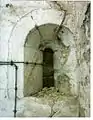 Romanisches Fenster im Dachraum über der Eingangshalle