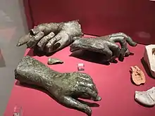 Bronzene Hände von Statuen, vorne aus Matilo, hinten links aus Forum Hadriani, hinten rechts aus Hoogwerf, NaaldwijkFO: MatiloAO: Rijksmuseum van Oudheden, Leiden