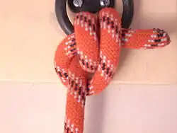 Der Roringstek ist ein Knoten zur Befestigung einer Leine an einem Ankerring.