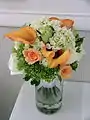 Ein Hochzeitsbouquet mit Rosen, Hortensien und Zantedeschien („Calla“)