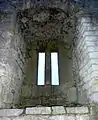 Mit einem Pfeiler geteiltes Fenster des Palas