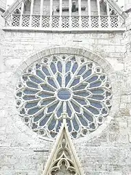 Maßwerkrose im Transept