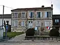 Ehemaliges Rathaus und Gefallenendenkmal in Rosières-en-Blois