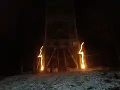 Der Friedrichsturm auf dem Rosskopf mit zwei Feuerschalen bei einer Nachtwanderung