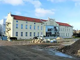 Das Empfangsgebäude des ehemaligen Bahnhofs während der Sanierung (Januar 2012)