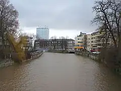 Hochwasser am Mainflecklein in Bayreuth, in der Bildmitte die Mündung des Mühlkanals
