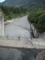 Sperre bei Rottau, dahinter das natürliche Flussbett der Möll