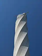 Der thyssenkrupp-Testturm ist mit Glasfasergewebe umhüllt