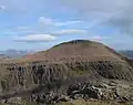 Blick vom A’ Mhaighdean zum breiten Massiv des Ruadh Stac Mòr