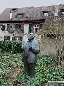 Rudolf Riggenbach (1810–1863) Denkmalpfleger, Skulptur Titel: Dinge Dinge, von Peter Moilliet (1921–2016) Bildhauer, auf dem Leonhardskirchplatz, Standort: 47° 33′ 19,84″ N, 7° 35′ 16,67″ E