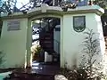 Sockel und die drei Eingänge der Warte