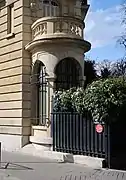 Detail eines Gebäudes an der Kreuzung Avenue Georges-Mandel