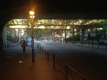 Rue d'Alésia unter der Eisenbahnbrücke nicht weit der Kreuzungmit der Rue Vercingétorix