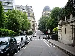 Blick in die Rue des Sablons von der Rue du Pasteur-Marc-Boegner über die Avenue Georges-Mandel