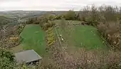 Blick auf die Fläche der Unterburg; hinten rechts die Terrassenkante des früheren Gasthauses Möhren