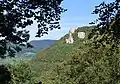 So erkennt man auf dem Radweg die Burgruine Reußenstein am Beginn des Neidlinger Tales, auf einem Felsen stehend.
