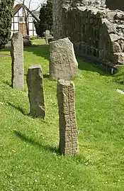 Runensteine an der Østermarie Kirke – Stein 2 im Vordergrund