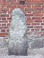 Runenstein DR 356 vor der Nikolaikirche in Sölvesborg