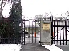 seit 1972 befindet sie sich in der Gjörwellsgatan 31 in Marieberg im Stadtbezirk Kungsholmen in Stockholm.