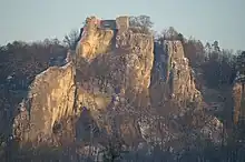 Die Ruine Hohengerhausen, das sogenannte Rusenschloß, wird schon vor Blaubeuren sichtbar.