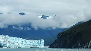Blick von der Disenchantment Bay auf die Öffnung zwischen Hubbard-Gletscher und Festland zum Russell-Fjord