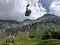 Blick: Richtung Berg, während die blaue Kabine in der Talstation eintrifft