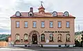 Gasthofsgebäude (ehemaliger Gasthof „Zum Lindenschlösschen“), zwischenzeitlich Gemeindeamt, später Schule, heute Hotel