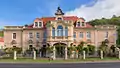 Herrenhaus (Nr. 344), Nebengebäude (Presshaus, Nr. 346) und drei Wachhäuschen (älteres oben am  Berg und zwei weitere seitlich im Grundstück) eines Weingutes (Einzeldenkmale zu ID-Nr. 09301469)