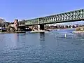 Steinschüttung um die Pfeiler der Mainzer Südbrücke