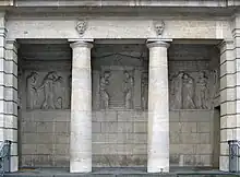 Fries am nördlichen Portikus der Trauerhalle des Wiesbadener Südfriedhofs (1909)