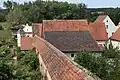 Blick vom Turm über die Stadtmauer zum ehemaligen Weißenburger Tor