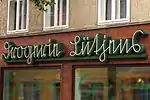 Außenwerbung in Sütterlinschrift („Drogerie Lütjens“)