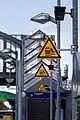 Wartende Personen werden davor gewarnt, sich zu dicht an den Bahngleisen aufzuhalten.