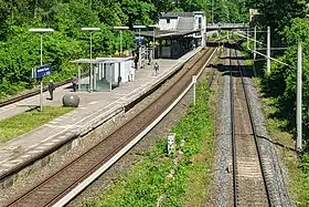 Bahnsteig des S-Bahnhofs, rechts das Gleis der Güterumgehungsbahn