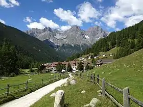 S-charl, im Hintergrund Piz Mingèr (links), Piz dals Vadès (Mitte) und Piz Pisoc (rechts).