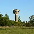 Der markante Wachturm in Stahlbeton-Bauweise mit Schießöffnungen
