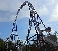 Der 49 Meter hohe Vertikallooping mit dem Top Hat auf der Außenseite.