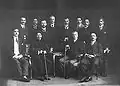 Erste Reihe von links: Seyyed Hassan Taqizadeh, Mohammad Reza Mosavat, Hossein Gholi Khan Navah, Vahid al Molk Shybani; zweite Reihe von links: Mohammad Ali Dschamalzade, Seyyed Abolhassan Alavi (Vater von Bozorg Alavi), Mohammad Ali Mafi Nezam al Saltaneh, unbekannt, Ezatollah Khan Hedayat, Ghasem Suresrafil, unbekannt; Berlin 1918