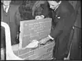 Einmauern eine beschrifteten Grundstein-Platte in Australien, 1950